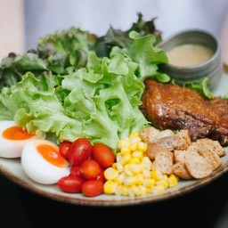 สลัดผักออร์แกนิค (ไก่อบ) น้ำสลัดข้าวกล้องกระชายดำ