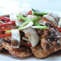 เนื้อปลาเก๋าผัดพริกไทยดำ