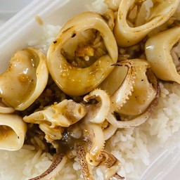 ข้าวราดปลาหมึกกระเทียมพริกไทย
