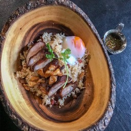 ข้าวผัดมันเบค่อน คอหมูใบบัวเกล็ดน้ำตาล ไข่ออนเซ็น น้ำจิ้มสามรสมะนาวสด