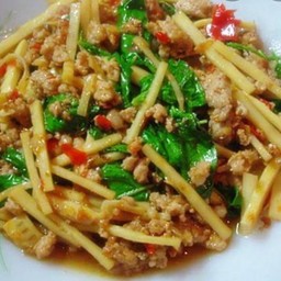 กะเพราหมูสับใส่หน่อไม้ เป็นกับข้าว