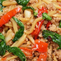 กะเพราหมูสับใส่หน่อไม้ราดข้าว