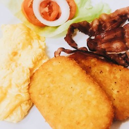 Hash Brown Potatoes w Bacon or Ham & Eggs