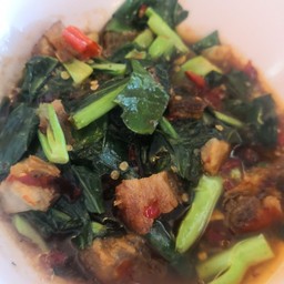 คะน้าหมูกรอบ