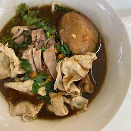 บะหมีเป็ด+น่องไก่ตุ๋น+หมูชาชู = 70บ. อร่อยครับ ชามโตมากๆ