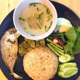 ข้าวผัดน้ำพริกกะปิ ปลาทูทอด