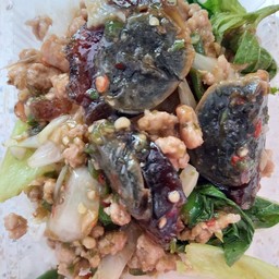 กะเพราะไข่เยี่ยวม้าราดข้าว