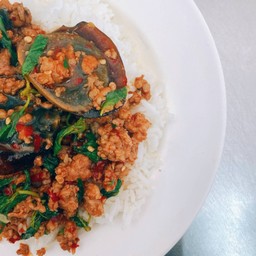 ข้าวราดผัดกะเพรา ไข่เยี่ยวม้า