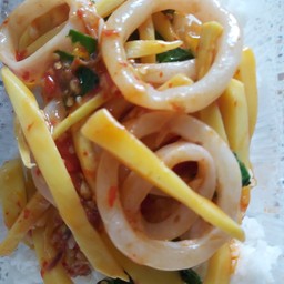 ผัดหน่อไม้ราดข้าว