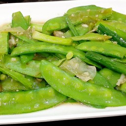 ถั่วลันเตาหมูกรอบ