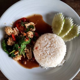 ข้าวผัดกระเพราปลาหมึก