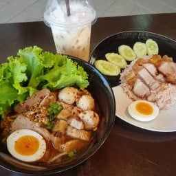 ก๋วยเตี๋ยวต้มยำซี้ด ข้าวหมูกรอบ