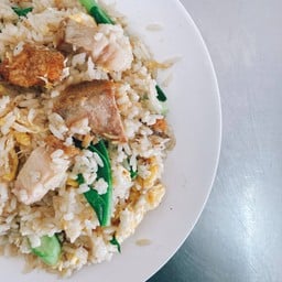 ข้าวผัด หมูกรอบ
