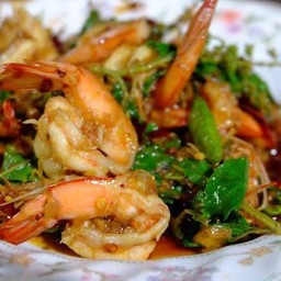 กระเพรากุ้งหมึก (กับข้าว)