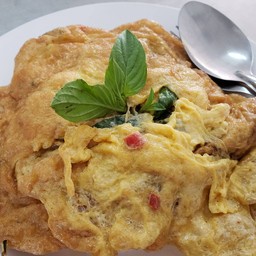 ข้าวไข่เจียวหมูสับ ใบโหระพา