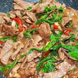 กระเพราเนื้อชิ้น (กับข้าว)