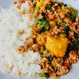 กะเพราหมูสับเต้าหู้ไข่ราดข้าว