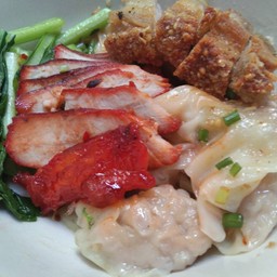 เกี๊ยวหมูแดง-หมูกรอบ