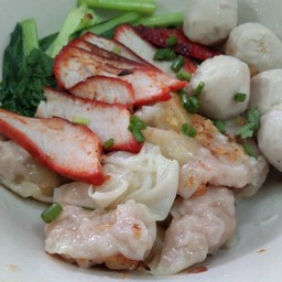 เกี๊ยวหมูแดง-ลูกชิ้น