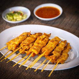 หมูสะเต๊ะ ไม้พร้อมเครื่องเคียง