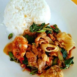 กระเพรารวมราดข้าว
