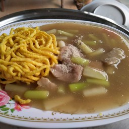 หมี่กรอบราดหน้าหมูก้านผักล้วน