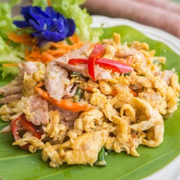 แหนมผัดไข่ขัวแดง