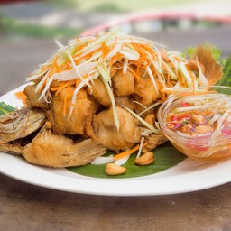 ปลาทับทิมทอดยำมะม่วง