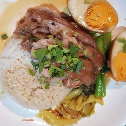 ข้าวขาหมูทศพลใส่ไข่ (ไข่ไก่พะโล้)