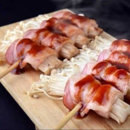 Buffalo's chicken wings & sausage by Pyn ไก่ทอด  ไส้กรอกทอด น้ำจิ้มรสเด็ด