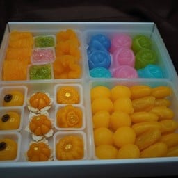 ขนม9 อย่างกล่องสีฟ้า