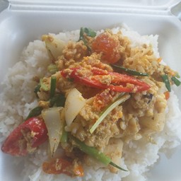ผัดผงกระหรี่ราดข้าว+ไข่ดาว+เครื่องเลือกได้