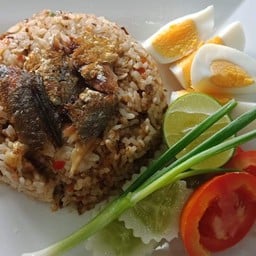 ข้าวน้ำพริกกะปิไข่ต้ม