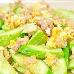 ผัดแตงกวาไข่ราดข้าว