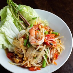 ตำไทยกุ้งสด Papaya Spicy Salad with Peanuts and Boikd Shrimps