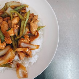 ข้าวราดผัดพริกอ่อน ไก่