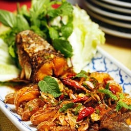 ลาบปลาช่อนทอด Deep Fried Snakehead Fish Topped with Spicy Sauce