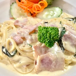 สปาเก็ตตี้เบคอน,หัวหอม,ไข่แดง ในซอสครีม