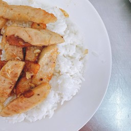 ข้าวราดหมูยอ ทอดกระเทียมพริกไทย