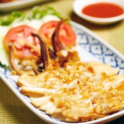 ปลาหมึกทอดกระเทียมพริกไทย Deep Fried Squid Seasoned with Garlic and Pepper