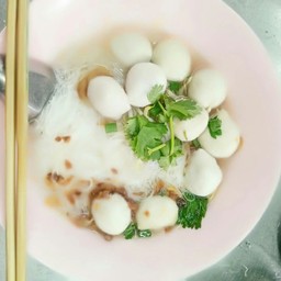 เส้นเล็กลูกชิ้นหมูน้ำใสรสเยี่ยม