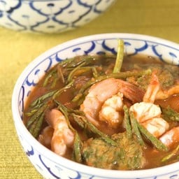 แกงส้มชะอมชุบไข่ทอดกุ้ง Acacia Insuavis Omelette and Shrimps in Hot and Sour Soup