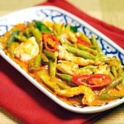 ผัดพริกแกงไก่ Sauteed Chicken with Red Curry Paste
