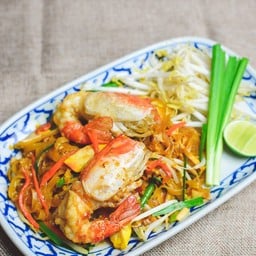 ผัดไทยกุ้งนาง (Pad Thai) Sweet and Sour Fried Noodles with Prawns