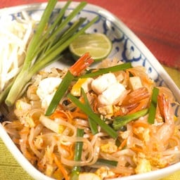 ผัดไทยกุ้งสด (Pad Thai) Sweet and SourDried Noodles with Shrimps