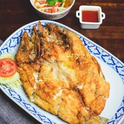 ปลากะพงทอดน้ำปลา Deep Fried Sea Bass Topped with Seasoned Fish Sauce