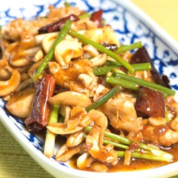 ไก่ผัดเม็ดมะม่วง Stir-Fried Chicken with cashew nuts