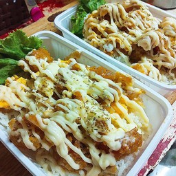 ข้าวไก่กรอบราดไข่ซอสมาโย