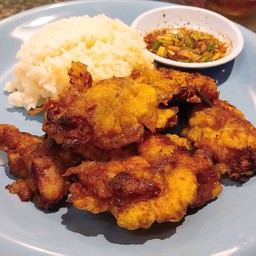 ข้าวหมูสามชั้นทอด+น้ำจิ้มแจ่ว