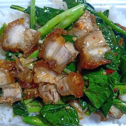 ผัดคะน้าหมูกรอบ